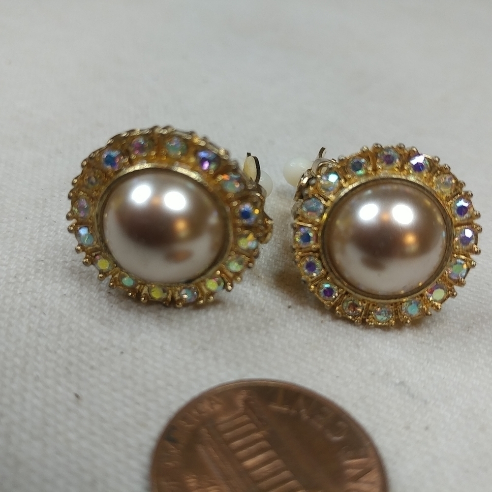 Earrings Pearl-Like Center Surrounded By Rhineston